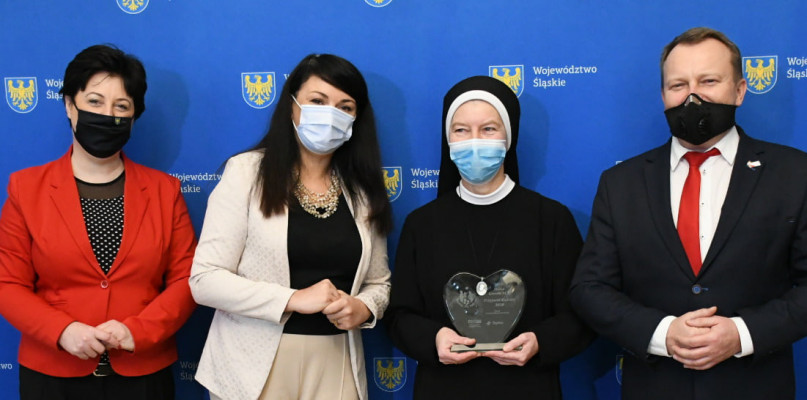 Wśród laureatów jest wywodząca się z Kalet siostra Maria Goretti (Justyna Myrcik) ze zgromadzenia SS Boromeuszek. Fot. slaskie.pl 