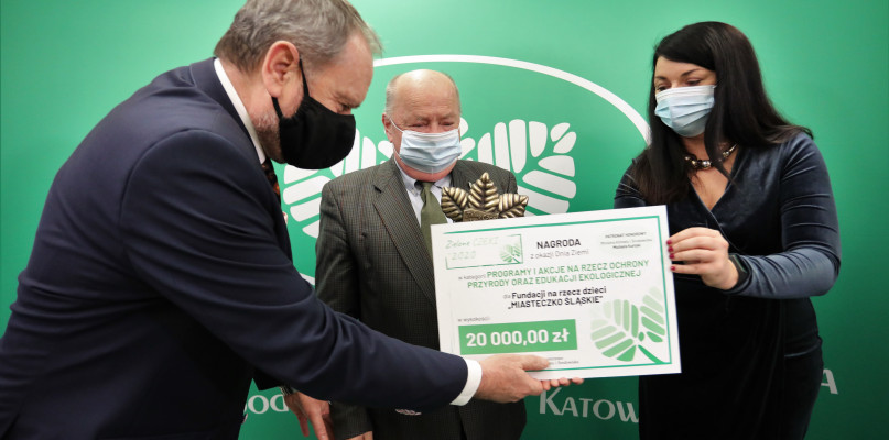 Nagrodę odbiera Mieczysław Dumieński, prezes Fundacja na rzecz dzieci Miasteczko Śląskie. Fot. WFOŚiGW w Katowicach