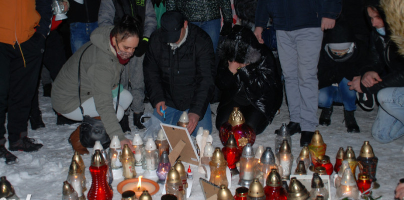 Spacer rozpoczął się koło marketu Kaufland. To właśnie nieopodal sklepu, na nieużytkach, w środę odnaleziono ciało 13-letniej Patrycji.  Fot. Agnieszka Reczkin
