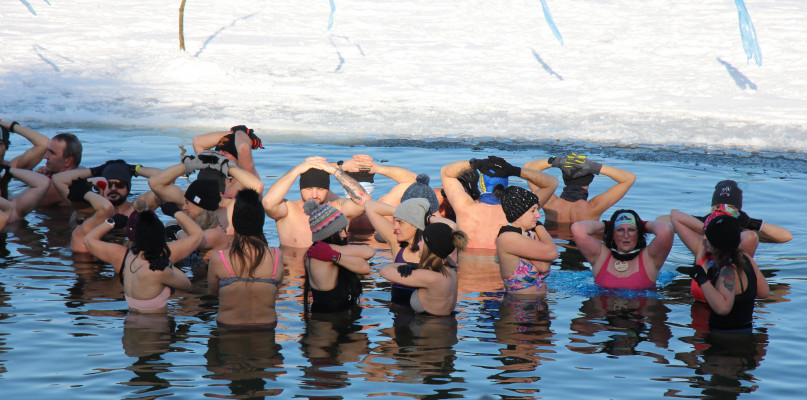 Niedziela nad zalewem Nakło-Chechło. WOŚP, morsy, bieg w gaciach