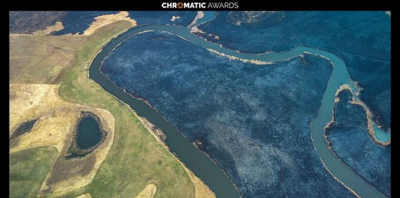 Piotra Zwarycza doceniono w międzynarodowym konkursie Chromatic Photography Awards. Trzecie miejsce w kategorii środowisko zdobyło zdjęcie z długoterminowego projektu Gdy ugasi się ogień... (Biebrzański Park Narodowy) 