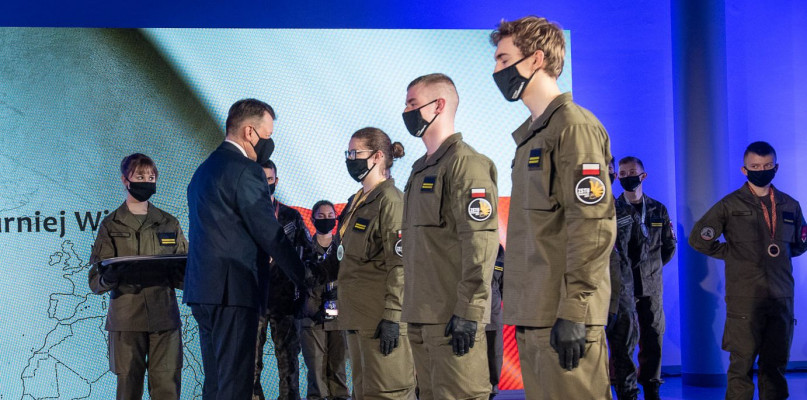 Zwycięska ekipa odbiera puchar z rąk ministra Mariusza Błaszczaka. Fot. MON