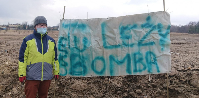 Na parceli, gdzie wysypano odpady, Jan Lipka umieścił baner z napisem: Tu leży bomba