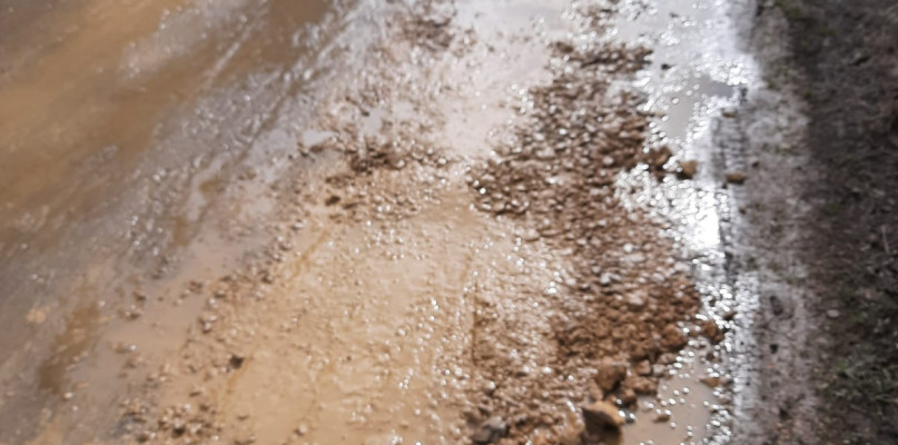 - Dziury zasypano nie porządnym materiałem, tylko jakimś żółtym tłuczniem, który się kruszy. Po deszczu zrobiła się z niego żółta maź - mówi miszkanka ul. Żeromskiego.