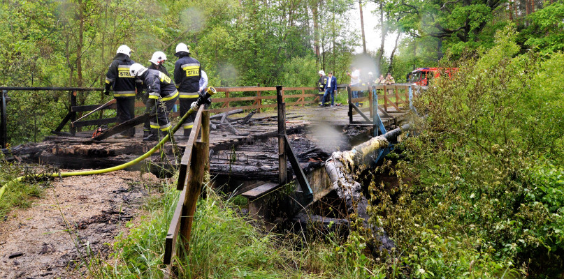 Trudno uwierzyć, że podczas deszczowej pogody znajdująca się w środku lasu, w odludnym miejscu konstrukcja zapaliła się np. od niedopałka papierosa. Fot. Jarosław Myśliwski