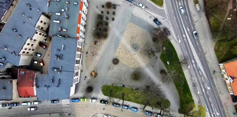 Pl. Wolności w Tarnowskich Górach. Jakie są proporcje betonu do zieleni? Na pewnie niekorzystne. Fot. Jarosław Myśliwski