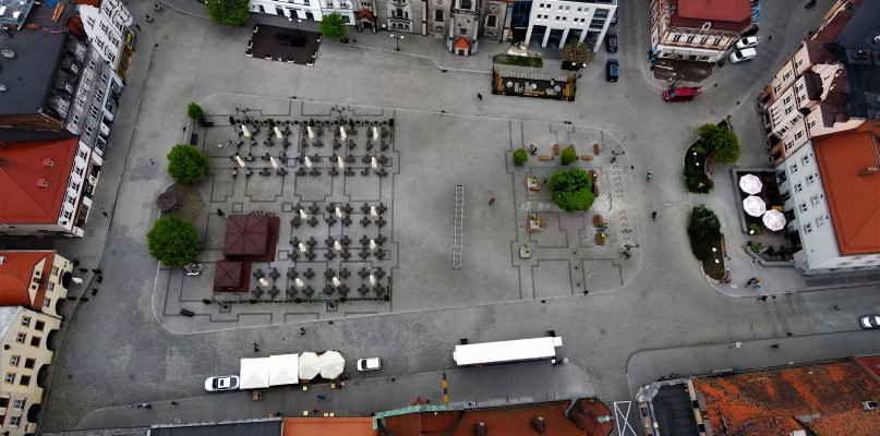 Rynek w Tarnowskich Górach. Restauracje i kawiarnie otwierają ogródki letnie. Fot. Jarosław Myśliwski