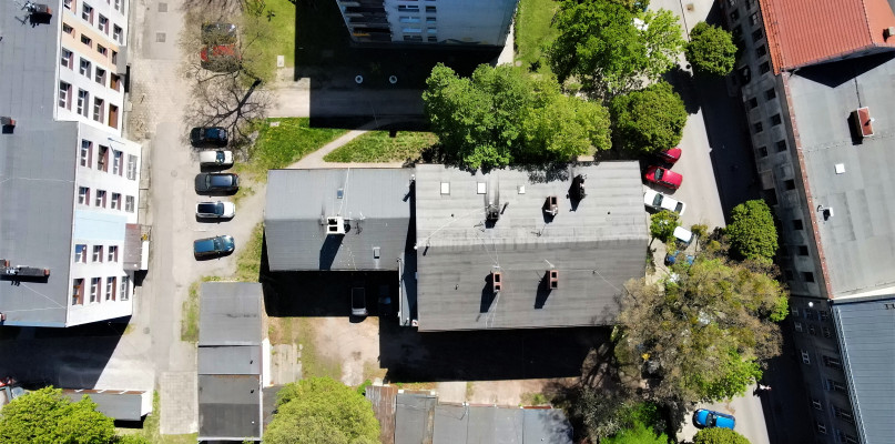 W XVIII wieku rzut budowli miał kształt litery L, a prawdopodobnie już wtedy był po przebudowie. Nie ulega wątpliwości, że widoczna na zdjęciu lewa część budynku, to późniejsza dobudówka. Fot. Jarosław Myśliwski