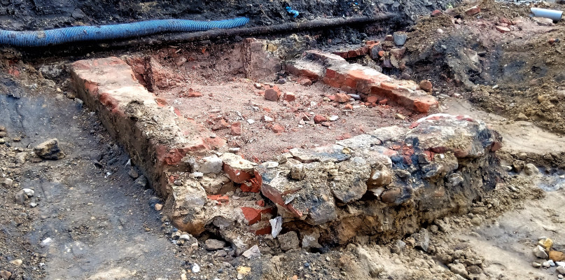 Na tym placu w Tarnowskich Górach stała synagoga. Czy to, na co natrafiono podczas remontu, to jej fundamenty?  Fot. Jarosław Myśliwski