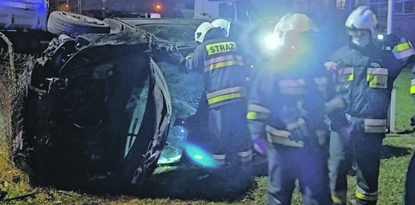 Kierowca i pasażerowie porzucili rozbity samochód, uciekli i nie pomogli rannemu pieszemu. Fot. OSP Tworóg