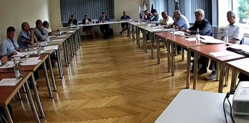 Na sesji dyskusja była w miarę spokojna, na noże poszło w sieci. Fot. zrzut ekranu