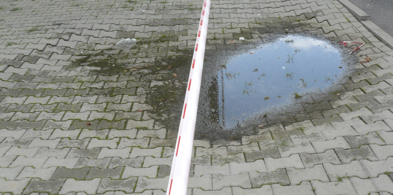 Ul. T. Królika w Tarnowskich Górach. Cześć zapadliska jest poza taśmą. Fot. Agnieszka Reczkin