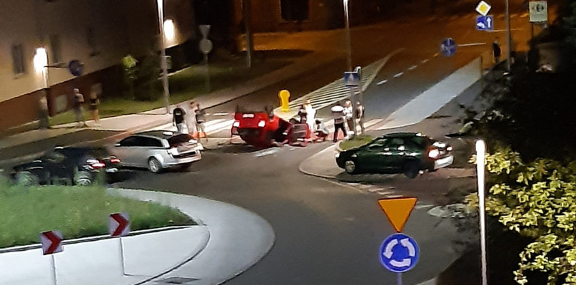 W centrum Tarnowskich Gór dachowało auto. Fot. Archiwum czytelniczki 