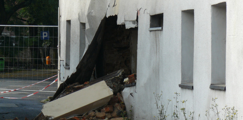 Tarnowskie Góry. Wciąż nie wiadomo, co dzieje się pod budynkiem, w którym jest Kurna Chata. Fot. Agnieszka Reczkin