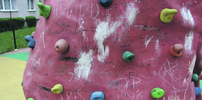 Urwana huśtawka na placu zabaw w dzielnicy Osada Jana. Fot. Alicja Jurasz