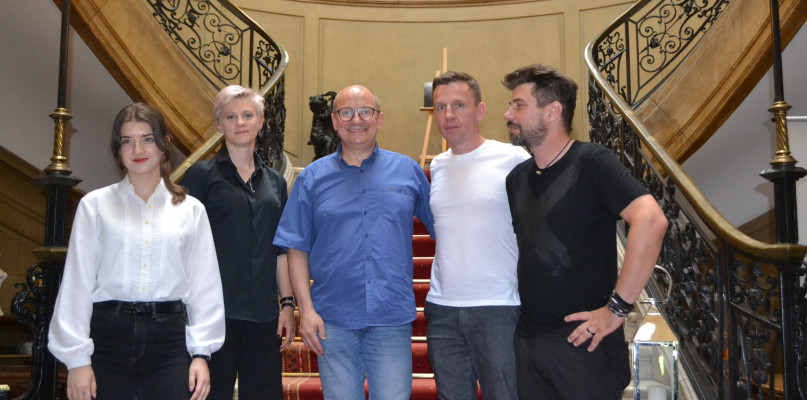 Na schodach pałacu do zdjęcia pozują Kolektyw Majami i Kolektyw Zdzisio. Fot. JT