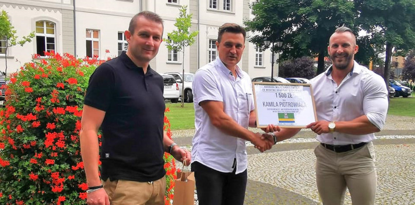 Kamil Piotrowiak, wójtowie i czek od władz Tworoga. Fot. Archiwum UG w Tworogu