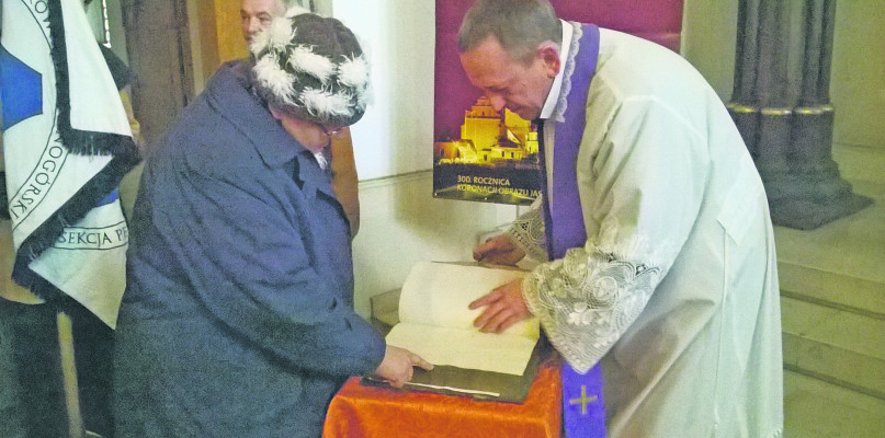 Podczas jubileuszy wystawiana jest pamiątkowa księga bractwa. Fot. Jarosław Myśliwski