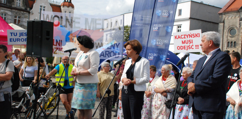 Minister Maląg łatwo nie było, musiała pokonać energię protestujących. Fot. Jacek Tarski