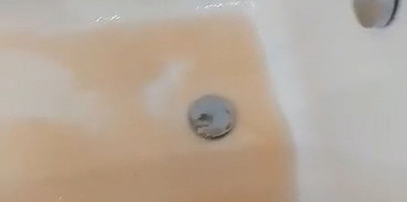 Tarnowskie Góry, os. Przyjaźń. Zdjęcie czytelniczki, która skarży się na brudną wodę w kranie.