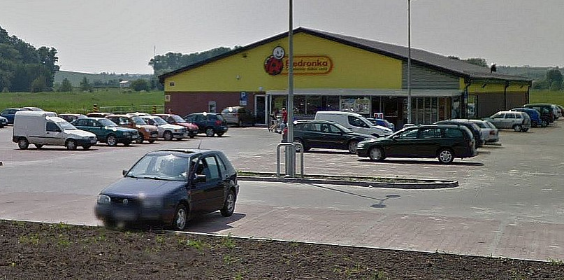 Biedronka w Świerklańcu: woda wdziera się do budynku