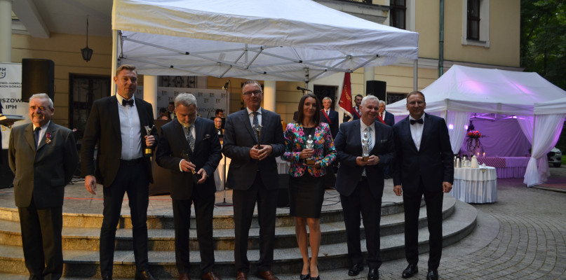 Laureaci statuetek pozują do wspólnego zdjęcia. Fot. Jacek Tarski