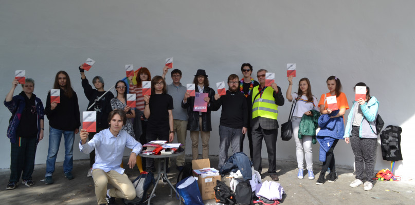 Uczestnicy pikniku równości pozują do pamiątkowej fotografii.     Fot. Jacek Tarski