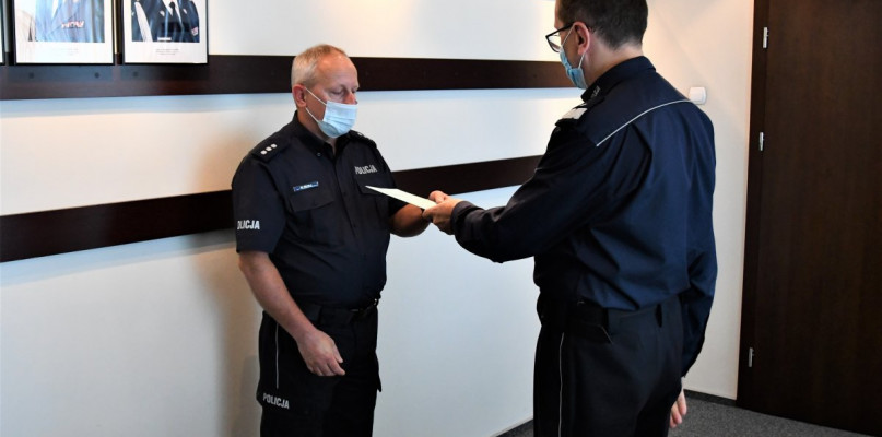 Komendant wojewódzki policji nadinsp. Roman Rabsztyn powierzył pełnienie obowiązków I zastępcy komendanta powiatowego policji w Tarnowskich Górach kom. Waldemarowi Czapli. Fot. Archiwum policji