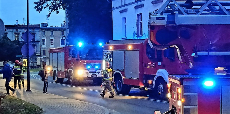 Tarnwoskei Góry. Straż pożarną zaalarmowano, ponieważ z okna budynku przy ul. Legionów wydobywał się dym. Fot. Jędrzej Myśliwski