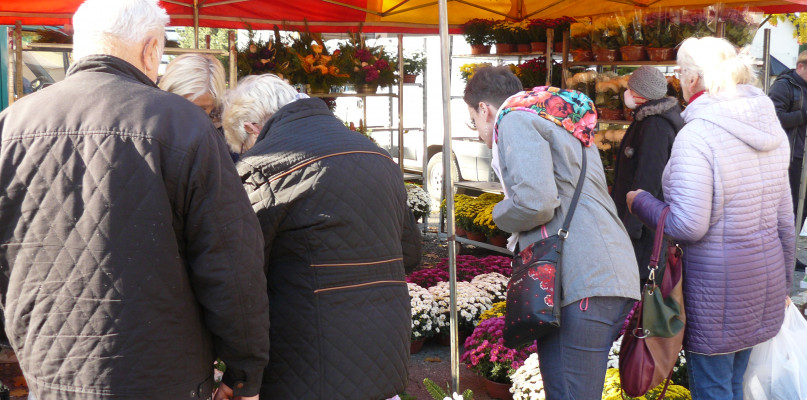 Przed dniem Wszystkich Świętych w ofercie są m.in. kwiaty i znicze. Fot. Agnieszka Reczkin