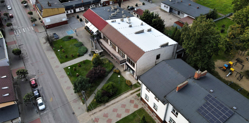 Burmistrz Kalet Klaudiusz Kandzia podpisał akt notarialny w sprawie kupna parceli przy głównej ulicy miasta. Fot. Jarosław Myśliwski