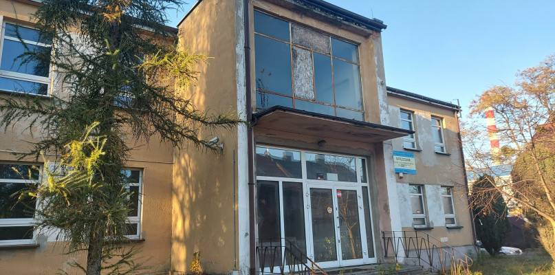 Powiat chce wyburzyć budynki zajmowane kiedyś przez szkołę i w jej miejsce wybudować DPS. Fot. Tomasz Smerd