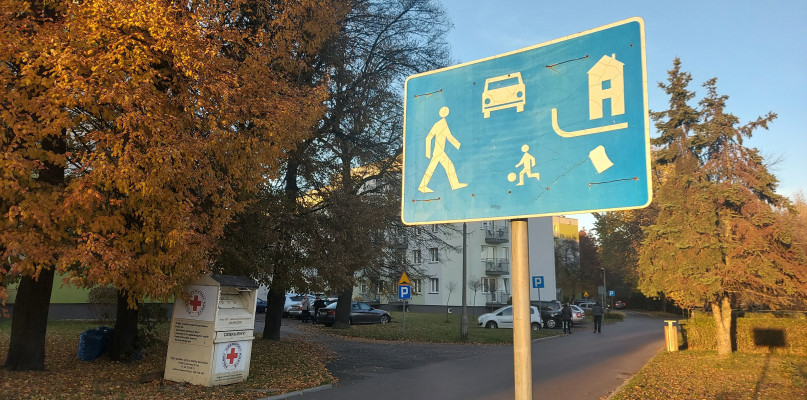 Strefa obowiązuje na osiedlu tylko na drogach między blokami. Fot. Tomasz Smerd