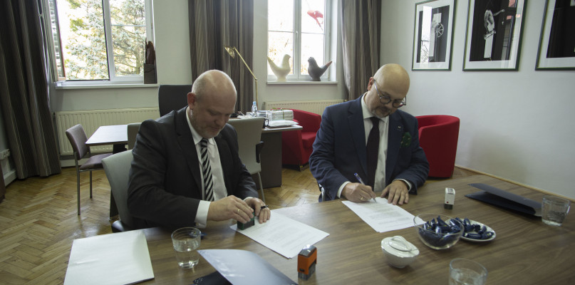 Umowę podpisali dyrektor szkoły i dziekan wydziału. Fot. Stanisław Tarasek