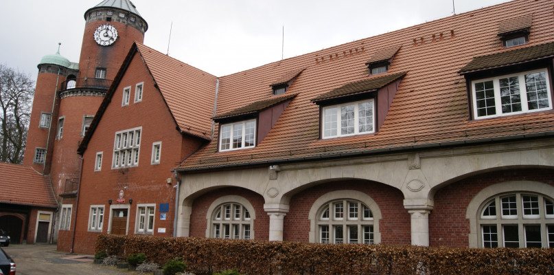 Od kilku miesięcy budynki po dawnym gimnazjum w Brynku stoją puste. Fot. Alicja Jurasz