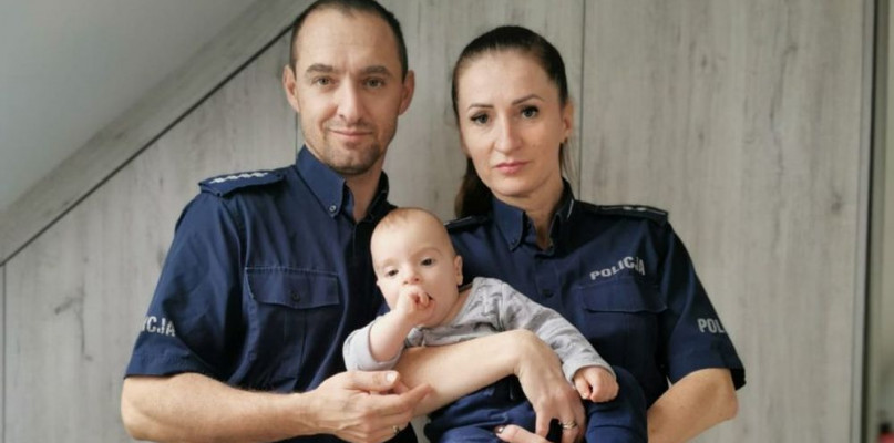 Olek z rodzicami. Fot. Archiwum policji