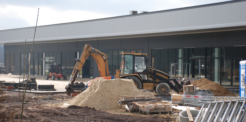 Trwają prace przy budowie centrum handlowego przy ul. Parkowej, naprzeciwko parku w Świerklańcu.  Fot. Elżbieta Kulińska 