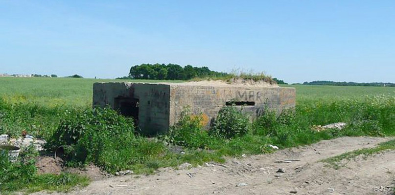 Bunkier w polach między Starymi Tarnowicami a Laryszowem. Tu miały być pozorne cele dla amerykańskich bombowców. Takich miejsc było na Śląsku sporo, trudno powiedzieć, czy ktokolwiek dał się nabrać na podstęp. Fot. Archiwum