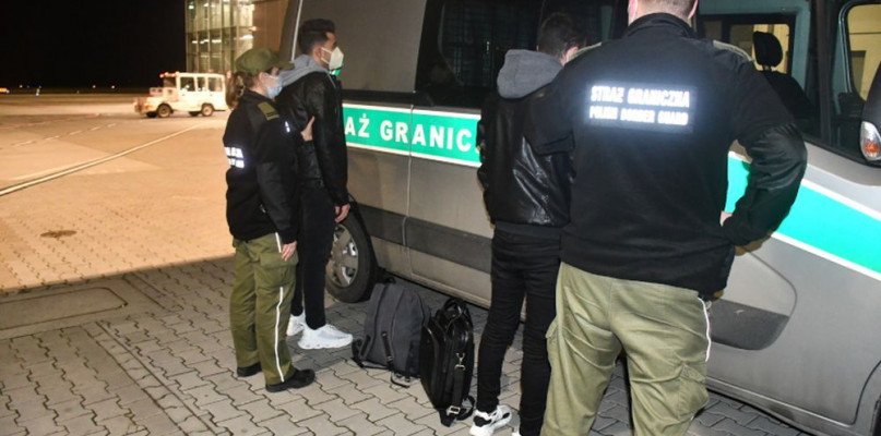 Lotnisko, Pyrzowice. Syryjczycy sporo zapłacili za bilety i podrobione dokumenty, ale w Polsce i tak nie mogą zostać. Fot. Archiwum SG