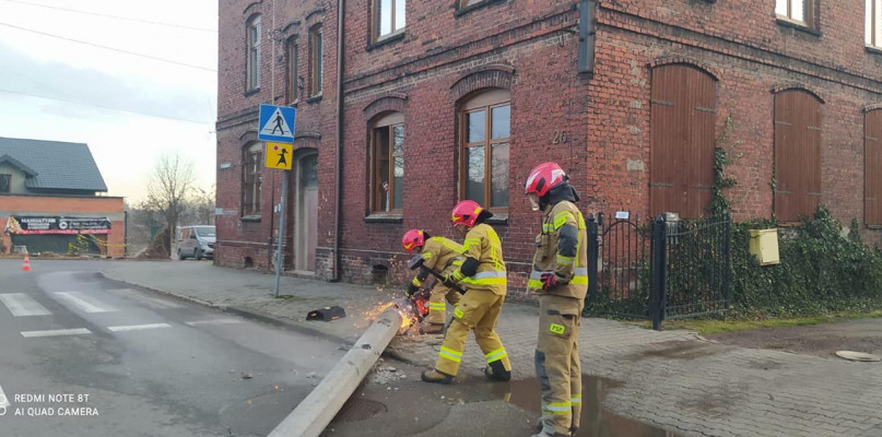 Skutki kolizji usuwali piekarscy strażacy. Fot. KM PSP Piekary ŚląskieP