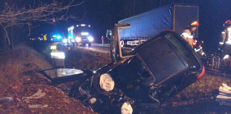 Na drodze krajowej między Tworogiem a Lublińcem doszło do czołowego zderzenia samochodu osobowego z ciężarówką. Fot. KPP w Lublińcu 