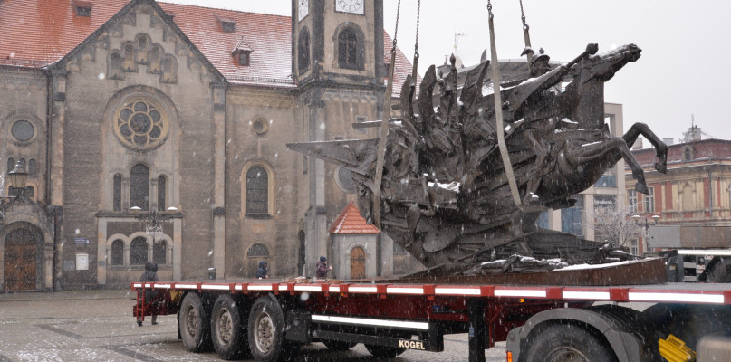 6 grudnia pomnik został zabrany z Rynku w Tarnowskich Górach. Fot. Alicja Jurasz