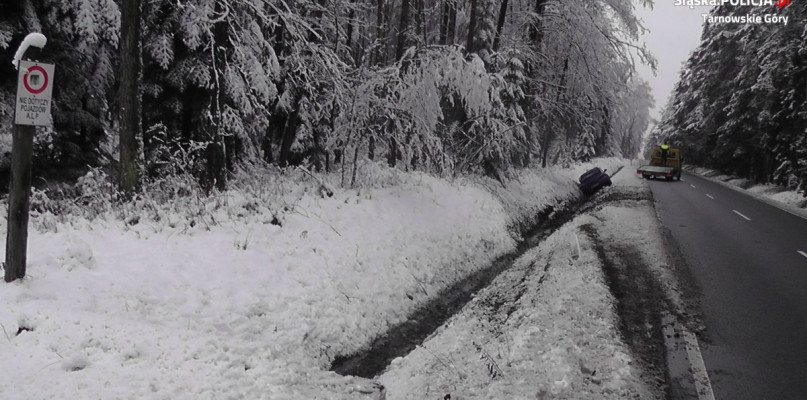 Na śliskiej drodze łatwo stracić panowanie nad autem. Fot. Archiwum policji