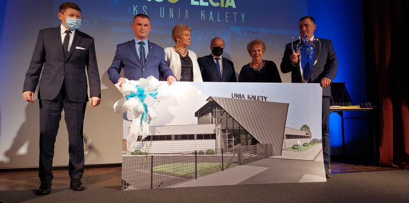 Kalety. Miasto postanowiło zrobić klubowi prezent, który na długo będzie przypominał o jubileuszu 100-lecia Unii Kalety. Zapadła decyzja o budowie nowego pawilonu sportowego. Zlecono przygotowanie projektu i wszelkiej dokumentacji, potrzebnej do rozpoczęcia budowy. Fot. Olga Blaszczok