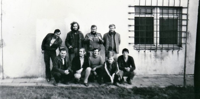 Internowani w ośrodku w Nowym Łupkowie w Bieszczadach. Zenon Lis stoi drugi z lewej. Pierwszy z prawej na górze to Tadeusz Jedynak, sygnatariusz Porozumień Jastrzębskich i członek Komisji Krajowej Solidarności. W dolnym rzędzie pierwszy z lewej to Jan Ludwiczak, szef Komisji Zakładowej Solidarności kopalni Wujek. Zdjęcie wykonano pod koniec września 1982 r. Fot. Archiwum Z. Lis