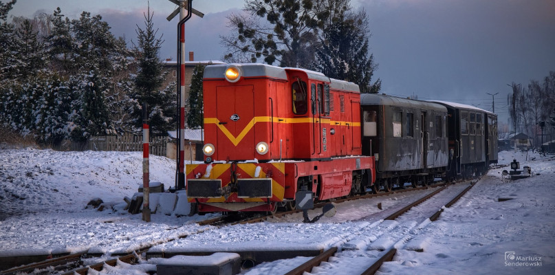 Wynajęty przez osobę prywatną pociąg do Tarnowskich Gór wyjeżdża ze stacji Bytom Karb Wąskotorowy. Fot. Mariusz Senderowski