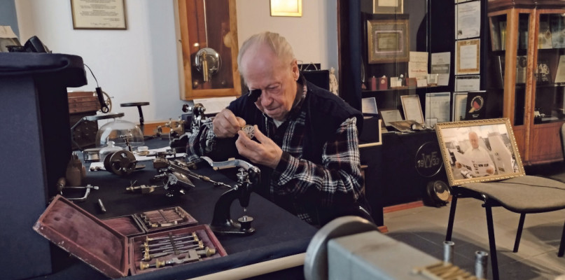 - Proszę popatrzeć na wnętrze mechanicznego zegarka. Tego nie zrobią maszyny, tylko ludzie. Każdy z nich wkłada w pracę część siebie. Stąd ta dusza - mówi Franciszek Wiegand. Fot. Jacek Tarski