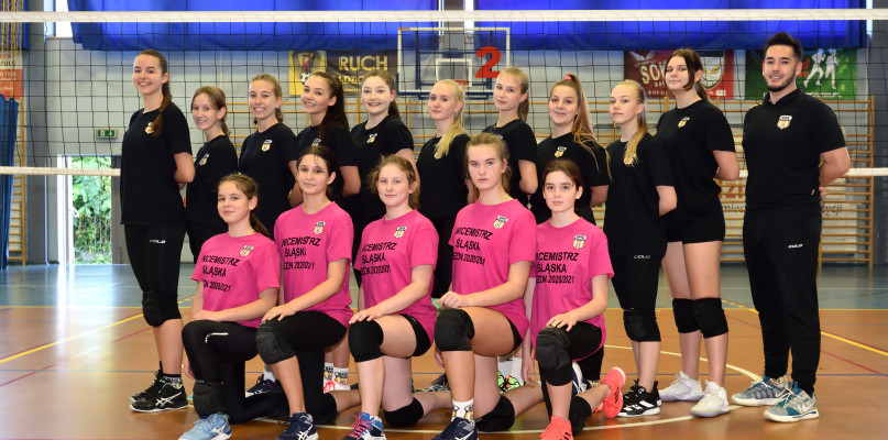 Siatkarki Szkoły Mistrzostwa Sportowego Radzionków dobrze radzą sobie na ligowych parkietach. Fot. Archiwum szkoły 