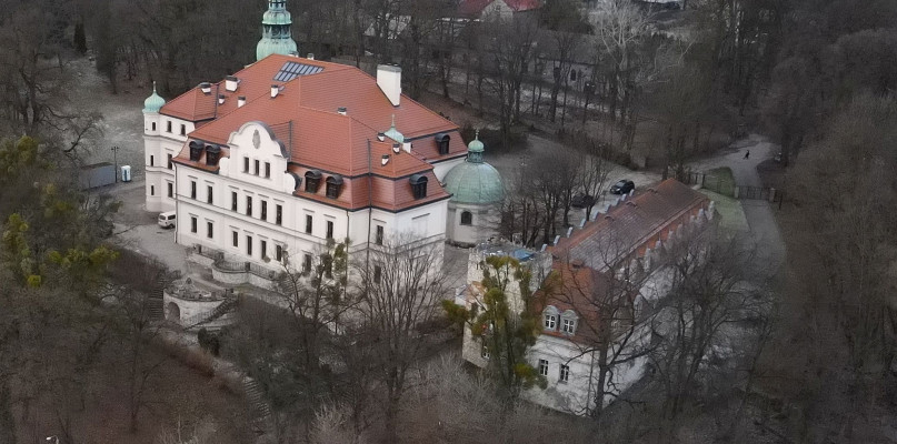 Pałac w Kamieńcu znajduje się na wzniesieniu nad Dramą. Wcześniej stał tutaj zamek. Fot. Jarosław Myśliwski 