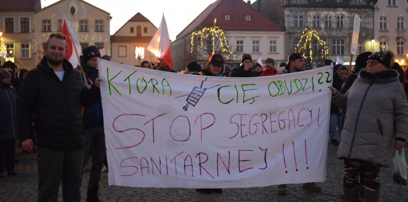 Na Rynku spotkali się przeciwnicy tzw. segregacji sanitarnej. Fot. Jacek Tarski 